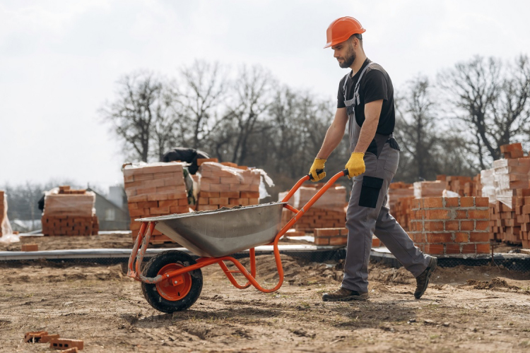 Konténerszállítás az építkezéseken – a rendezett munkaterület kulcsa