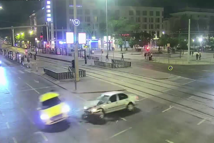 Balesetet okozott egy rendőrök elől menekülő ámokfutó - Videó