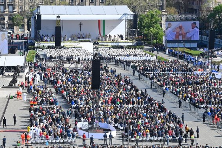 Több tízezren várták Ferenc pápát a Kossuth téren