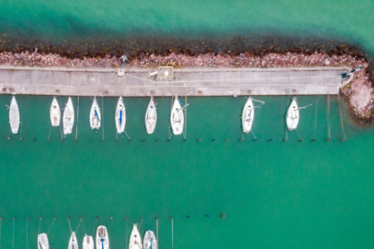 Meleg nyári idő kevés záporral