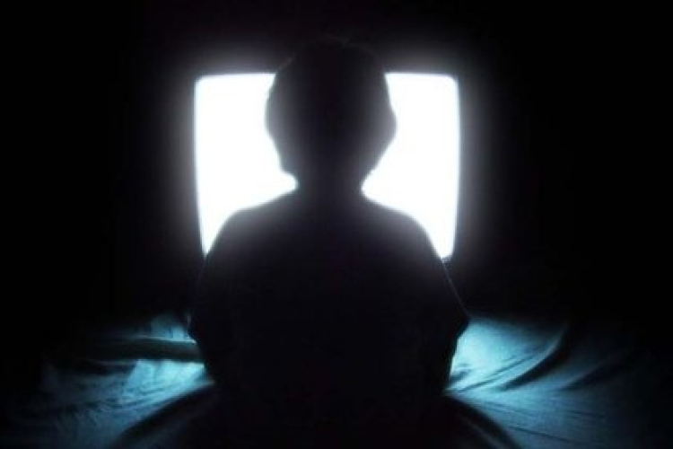 A túl sokat tévéző gyerekekből antiszociális felnőttek válhatnak