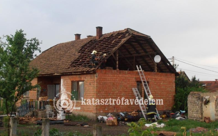 Tetőt bontott Cegléden a hétfői vihar