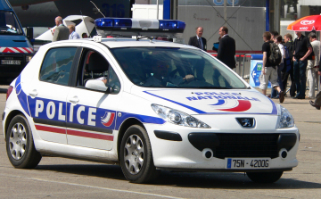 Fokozott biztonsági intézkedések közepette kezdődött a párizsi merényletek pere