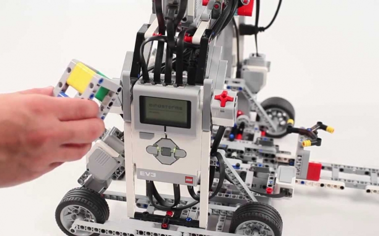 Legorobotok segítik rászoruló tehetséges gyerekek tanulását