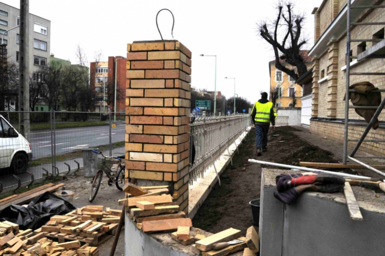 Strand-szerelik a beléptető rendszert