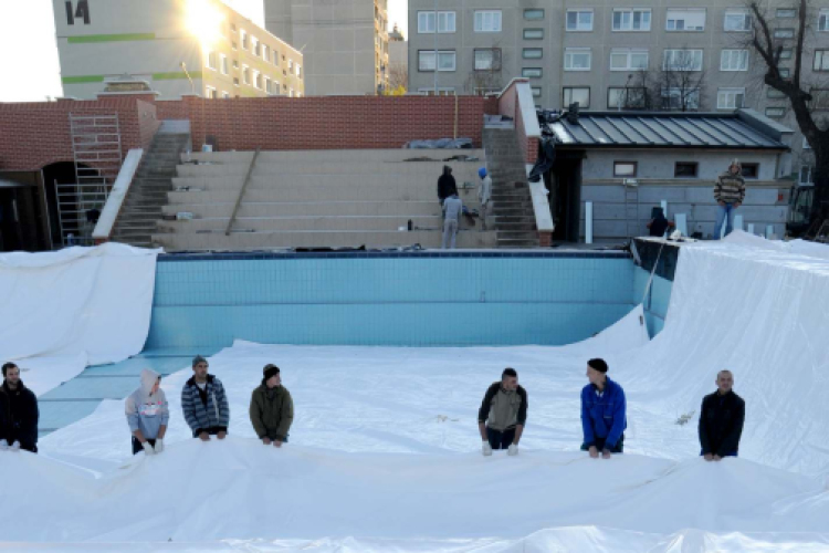 Városi Strandfürdő - Megérkezett a sátortető