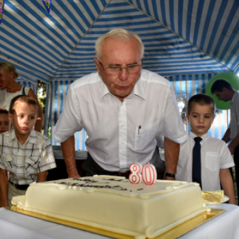 Isten éltesse Doktor úr! 