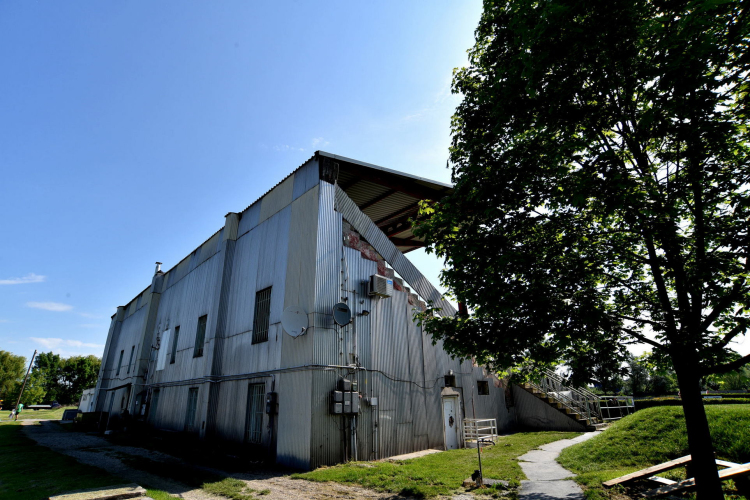 Bontják a lelátót