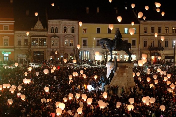 Ezrek ünnepelték Kolozsvár főterén Mátyás király születési évfordulóját