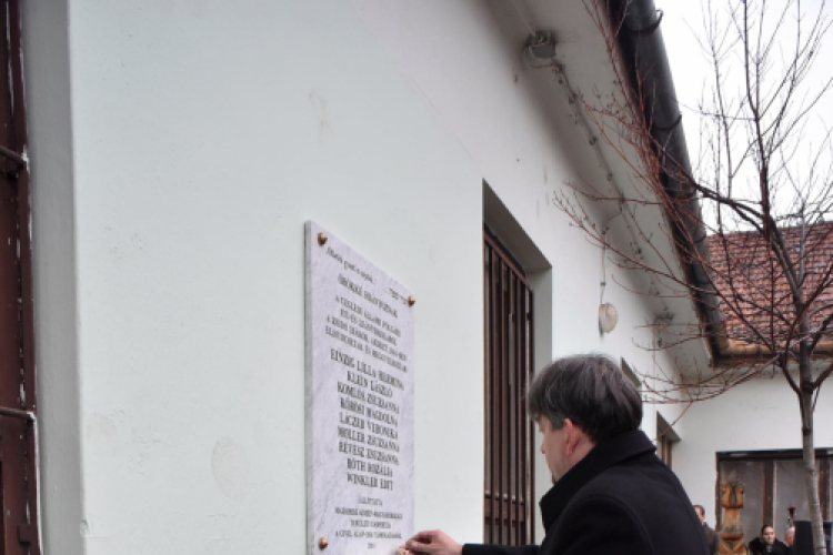 Táblaavatás a Táncsicsban