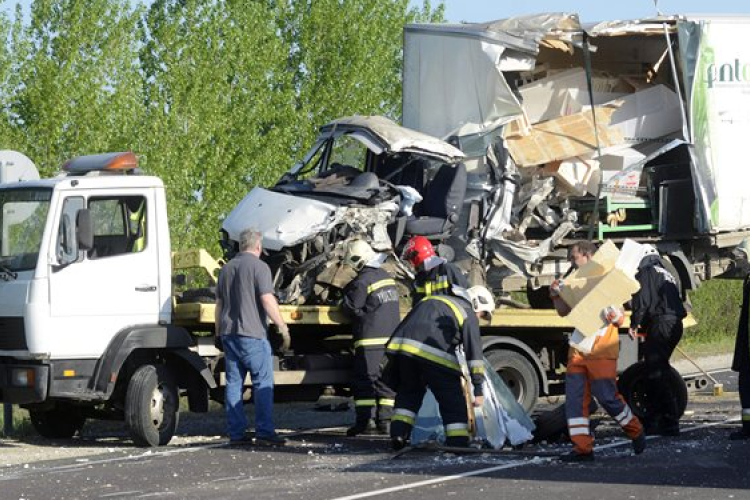 Sörszállító teherautóval ütközött egy kisteherautó