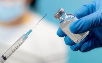 Több ezer Pfizer vakcina érkezett Ceglédre is