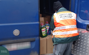 NAV: csaknem 1100 liter hamis mosószert találtak két román furgonban Hegyeshalomnál
