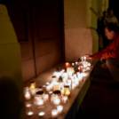 Gyertyagyújtás a párizsi áldozatokért