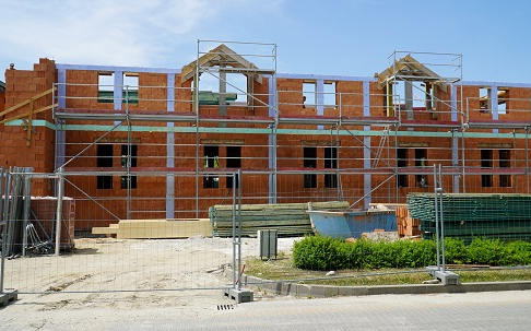 Hamarosan már a cserepet rakják