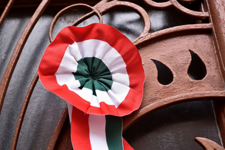 Rendhagyó március 15. képekben