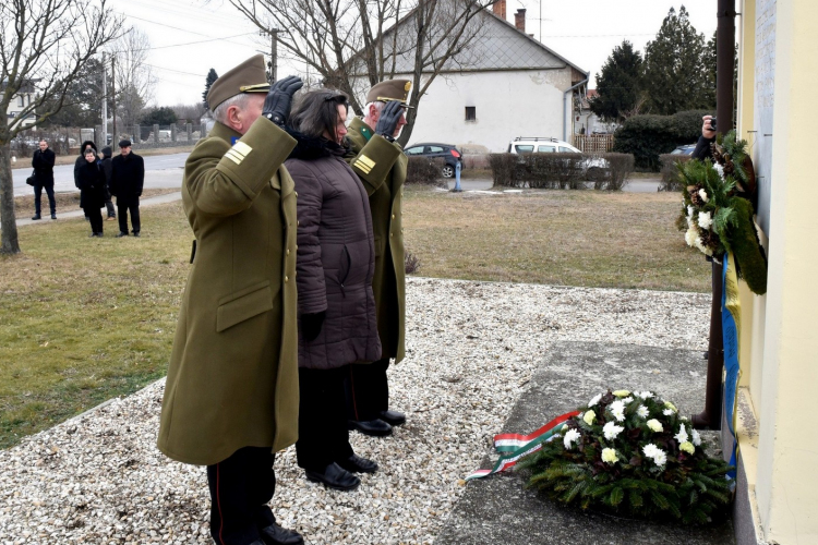 Csendes koszorúzással emlékeztek