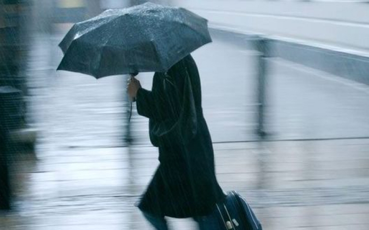 Viharos szélre és sok esőre figyelmeztet a meteorológia