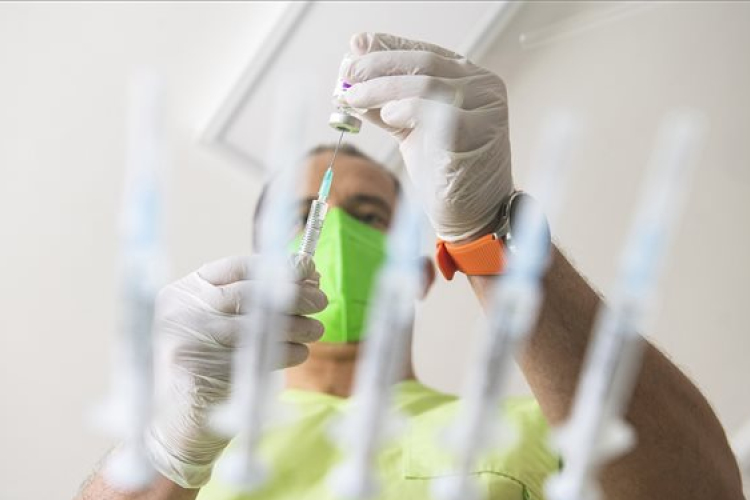 Olaszországban továbbra is akadozik az oltás 