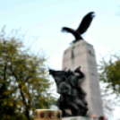 Gyertyagyújtás a hősök emléktáblájánál