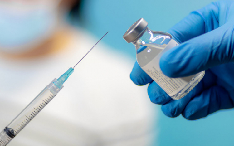 Több ezer Pfizer vakcina érkezett Ceglédre is