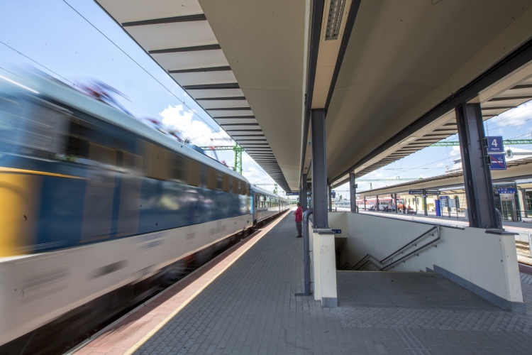 Változik a vonatmenetrend a munkanap-áthelyezés miatt