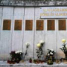 Gyertyagyújtás a hősök emléktáblájánál