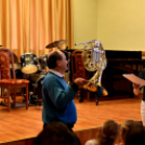 Hangszerbemutató és hangszersimogató a zenesuliban