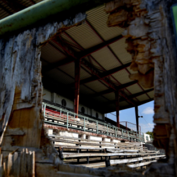 Bontják a lelátót