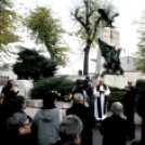 Gyertyagyújtás a hősök emléktáblájánál