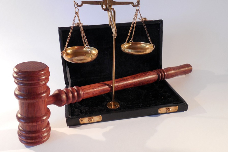 Az országot behálózó csalásai miatt emeltek vádat egy férfi ellen Keszthelyen