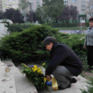 Gyertyagyújtás a hősök emléktáblájánál