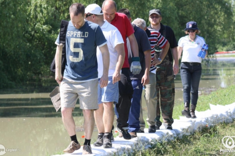 Ceglédi önkéntesek a gáton