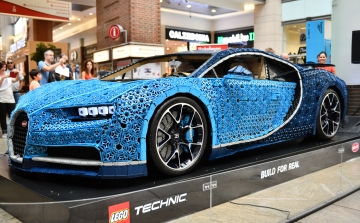 Budapestre érkezett az életnagyságú LEGO Bugatti - FOTÓK