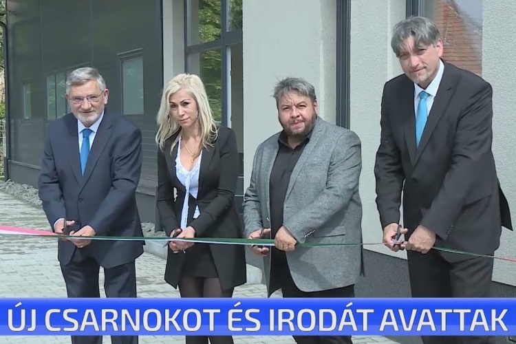 Új csarnokot és irodát avattak