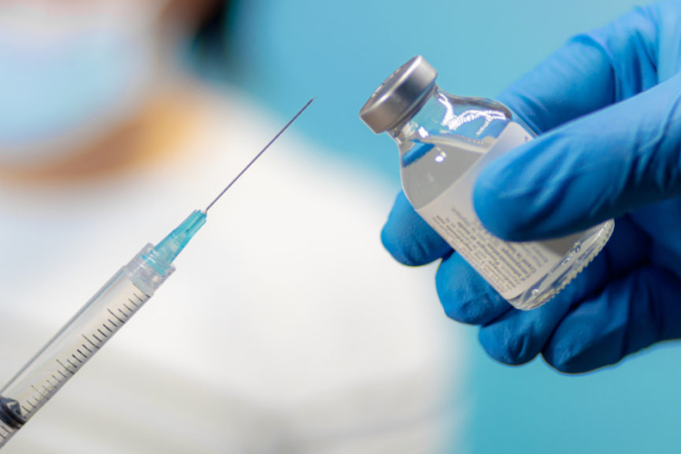 Több ezer Pfizer vakcina érkezett Ceglédre is