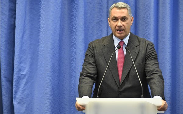 Lázár János bocsánatot kért a cigányokkal kapcsolatos kijelentése miatt