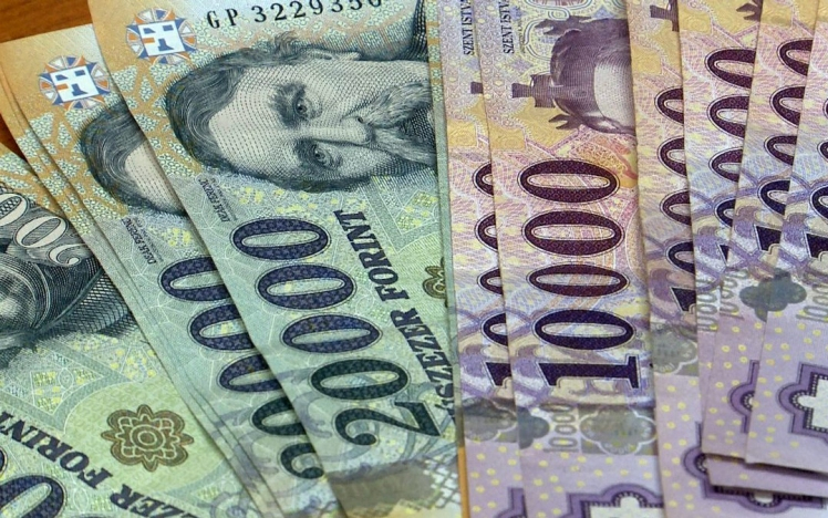 Évi 7 millió forinttal is többet kereshetnek a diplomások az érettségizettek átlagkeresetéhez képest