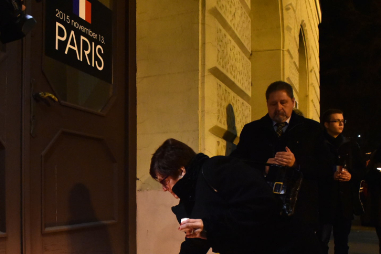 Gyertyagyújtás a párizsi áldozatokért