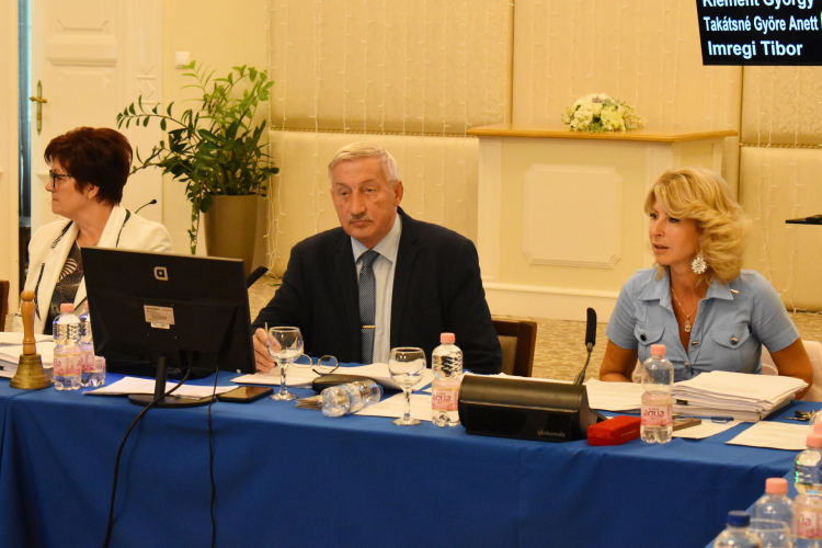 Közel 60 napirendi pont