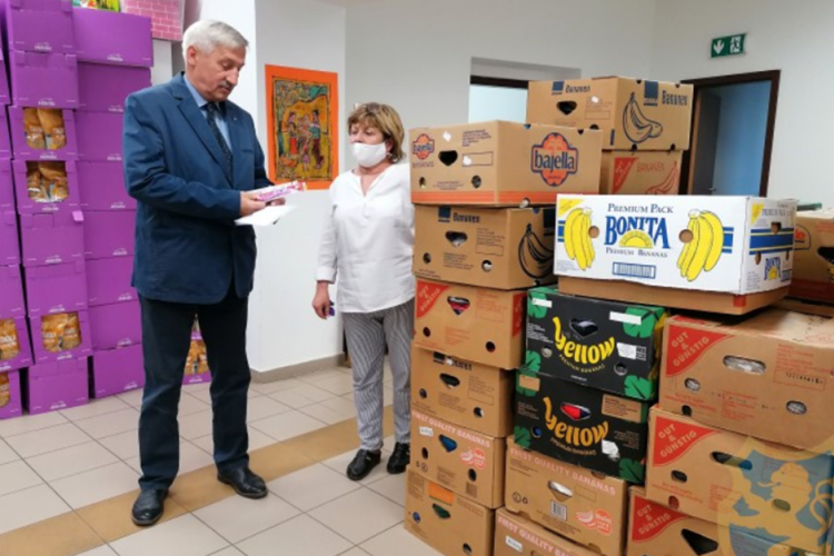 Ruha és élelmiszer adomány