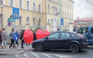 Balesetmegelőzési figyelemfelhívó akció diákok részvételével Cegléden.