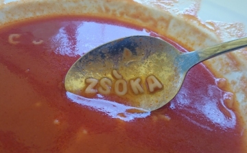 Eszegetem a La Toscana-ban a paradicsomos betűtésztás levest, és egyszer csak.....