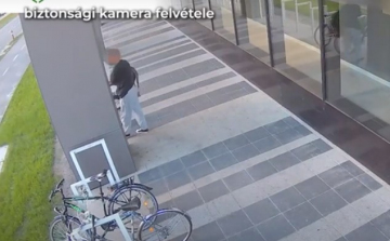Ilyen nincs, de mégis van: Lopott rollerrel ment kerékpárt lopni