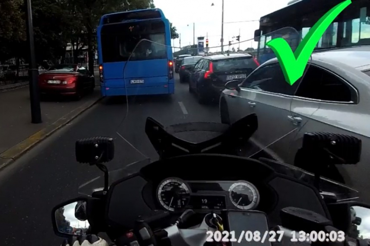Újabb kötelező videó - Így segítsd a motoros rendőrt, ha megkülönböztető jelzést használ