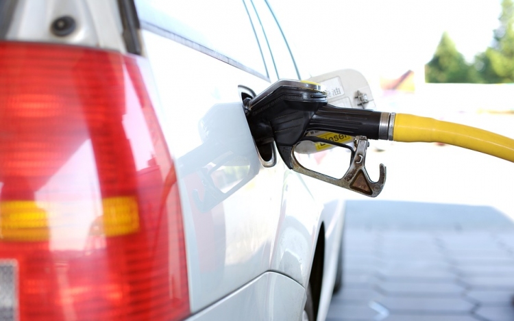 Közel a lélektani határ - Emelkedett az üzemanyagok ára
